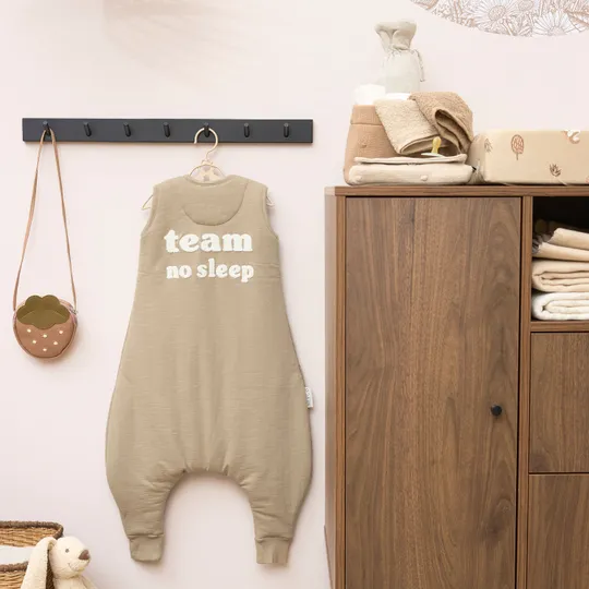 Meyco Baby Slaapzak Jumper Winter Slub Met Team No Sleep Applicatie Taupe / Offwhite
