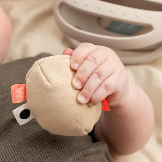 Done By Deer Clucky Grip En Bijtspeeltje Met Rammelaar – Sand