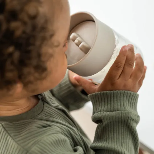 Done By Deer Celebration 360° Oefenbeker – Sand