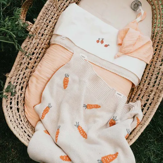 Koeka I Carrot A Lot Ledikantdeken - Maat 100 x 140 - Milky