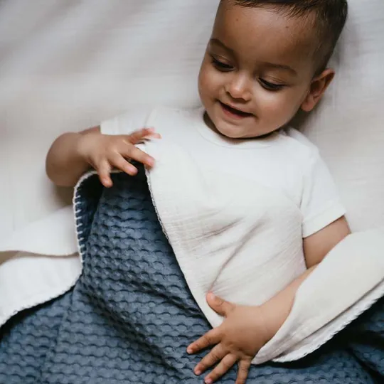 Koeka Amsterdam Wafel Wiegdeken - Maat 100 x 75 - Cotton Fleece - Bluestone 