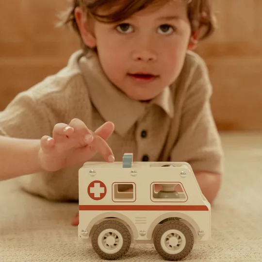 Little Dutch Ambulance Inclusief Pegdoll – Hout