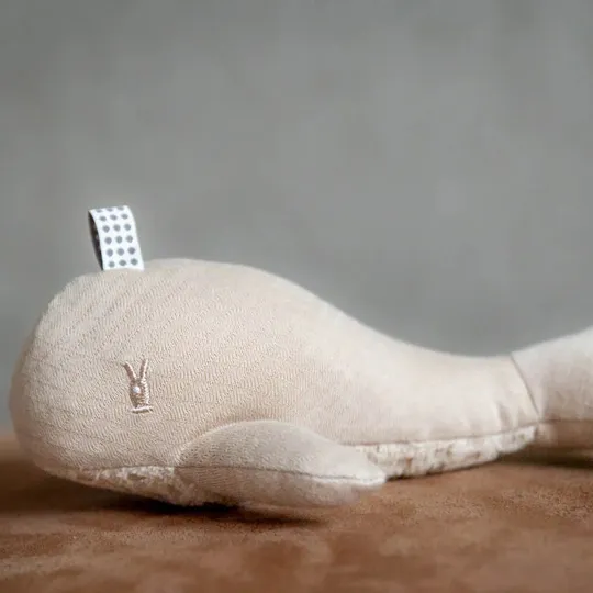 Snoozebaby Wally Whale – Desert Sand – 16 cm